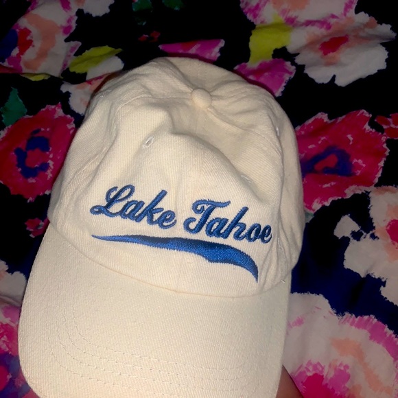 A hat - Picture 1 of 2